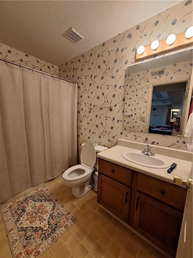407 Northlake Dr, Anderson, SC 29625 - ensuite bathroom with wallpapered walls, a textured ceiling, toilet, vanity, and a shower with curtain