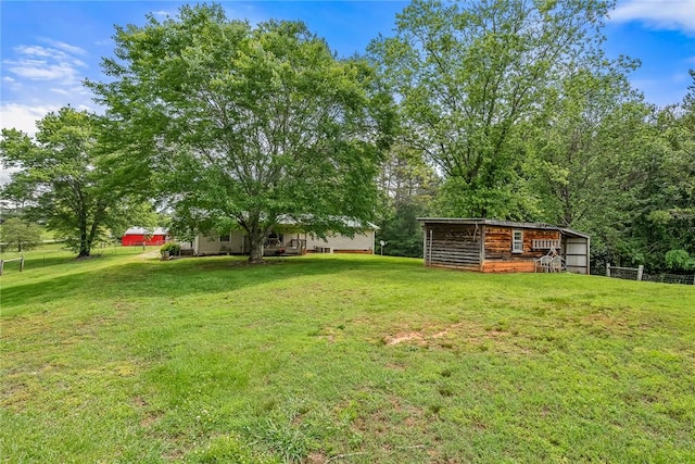 view of yard featuring an outdoor structure