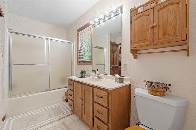 full bathroom featuring toilet, wallpapered walls, enclosed tub / shower combo, and vanity