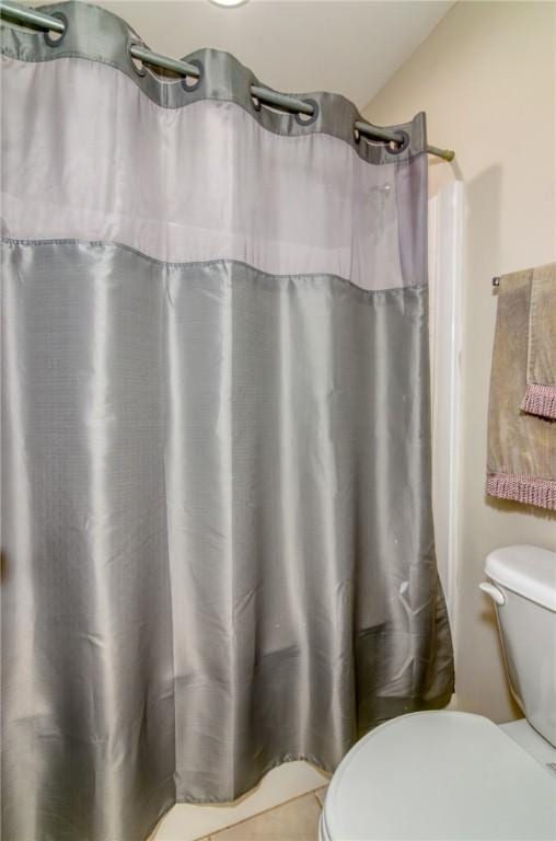 606 Greening Dr, Simpsonville, SC 29681 - bathroom featuring toilet and a shower with curtain