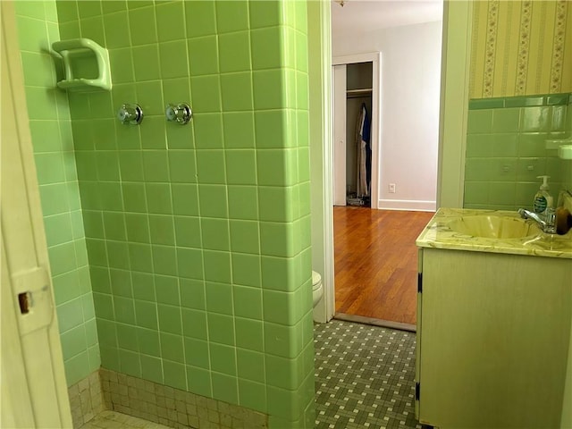 502 Cheyenne St, Anderson, SC 29626 - bathroom featuring a tile shower, vanity, tile patterned floors, and baseboards