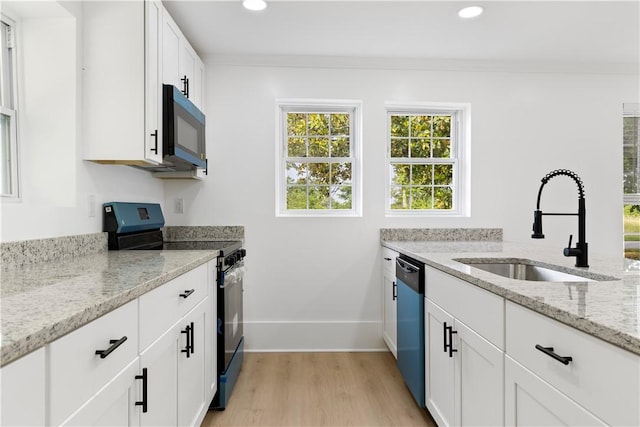 701 S Townville St, Seneca, SC 29678 - kitchen with electric range, dishwashing machine, a sink, light wood-type flooring, and plenty of natural light