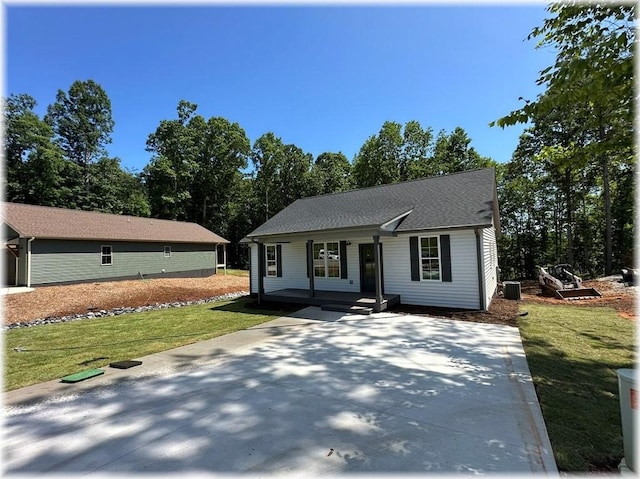 190 Jefferson Pl, Walhalla, SC 29691 - view of front of home featuring a porch, a front lawn, and driveway