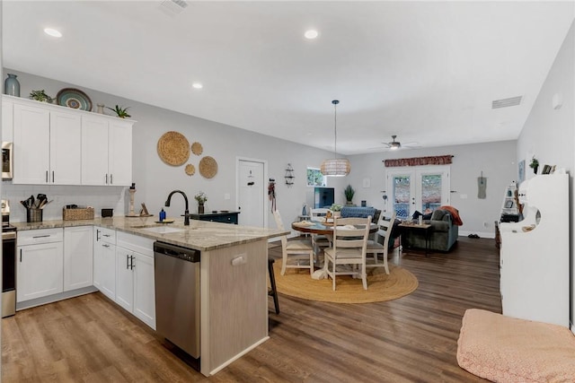 324 Sweetbriar Trl, Westminster, SC 29693 - kitchen with a sink, appliances with stainless steel finishes, a peninsula, wood finished floors, and ceiling fan