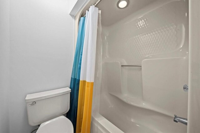 704 Loran Pointe Cir, Seneca, SC 29672 - bathroom with toilet and shower / tub combo with curtain