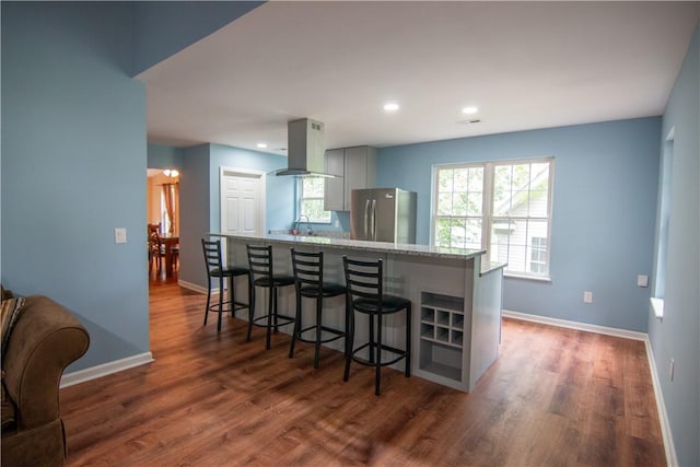 124 Grand Oak Cir, Pendleton, SC 29670 - kitchen featuring freestanding refrigerator, extractor fan, a sink, dark wood-style flooring, and a breakfast bar area