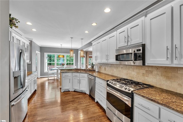 120 Red Maple Cir, Easley, SC 29642 - kitchen featuring stainless steel appliances, a peninsula, ornamental molding, recessed lighting, and white cabinets