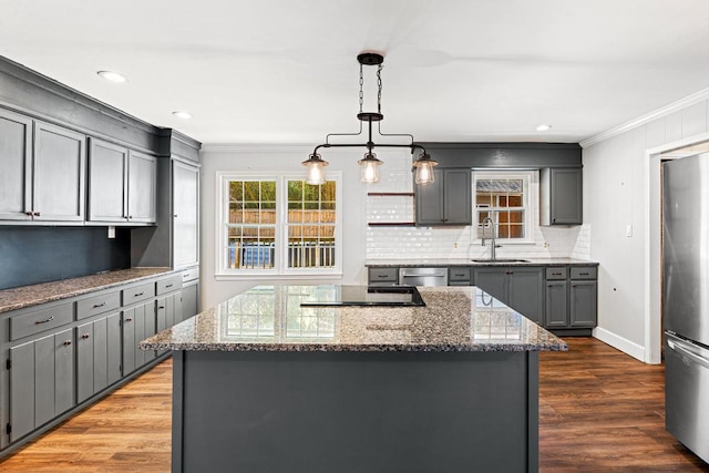 113 Woodhurst Dr, Hartwell, GA 30643 - kitchen featuring a sink, stainless steel appliances, gray cabinets, ornamental molding, and a kitchen island