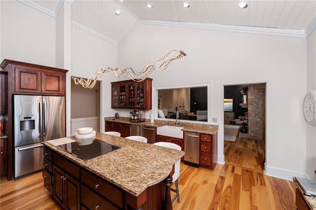 301 Augusta Way, Sunset, SC 29685 - kitchen with appliances with stainless steel finishes, a sink, light wood-style flooring, crown molding, and a center island