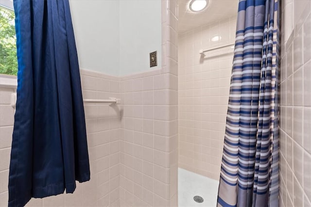 1122 Cox Rd, Anderson, SC 29621 - bathroom with a tile shower