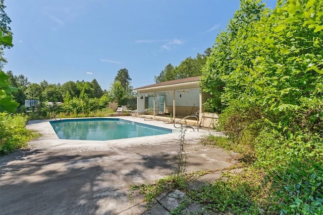 1122 Cox Rd, Anderson, SC 29621 - swimming pool featuring a patio area