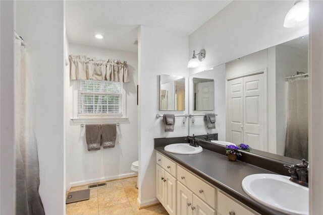 802 Pebble Ln, Anderson, SC 29621 - full bath with double vanity, toilet, baseboards, a shower with shower curtain, and recessed lighting