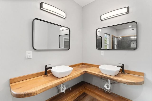 2000 Ridge Rd, Hartwell, GA 30643 - full bath featuring tiled shower and wood finished floors