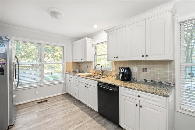 151 Hannah Cir, Anderson, SC 29621 - kitchen featuring dishwasher, a sink, freestanding refrigerator, crown molding, and light wood-type flooring