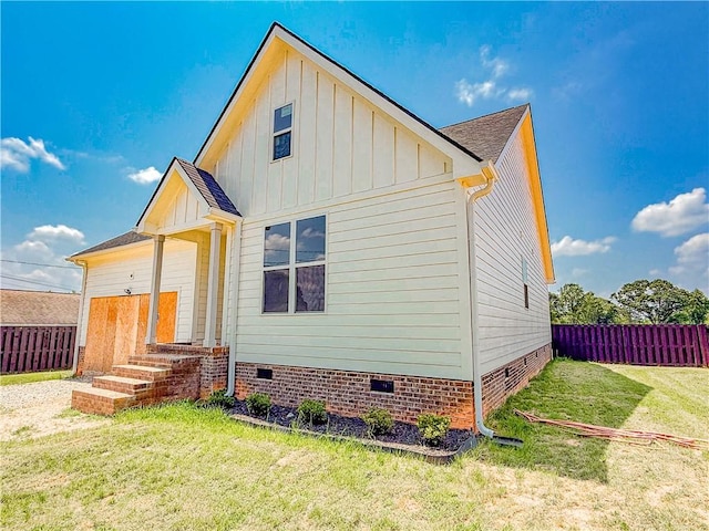 206 Highland Ave, Westminster, SC 29693 - view of front of house featuring crawl space and board and batten siding