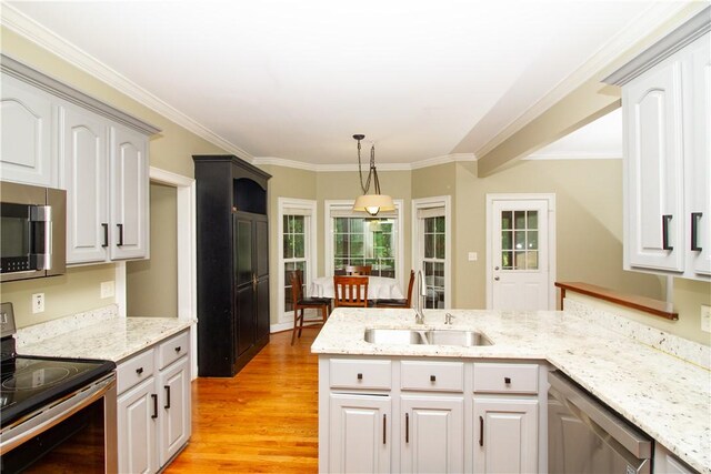 104 Tinsley Dr, Anderson, SC 29621 - kitchen featuring appliances with stainless steel finishes, a sink, a peninsula, light wood-type flooring, and pendant lighting