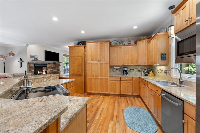 606 Lighthouse Ct, Seneca, SC 29672 - kitchen featuring stainless steel appliances, open floor plan, a sink, ornamental molding, and light wood-style floors