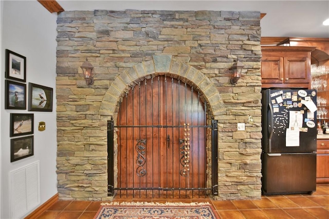 405 Windcrest Ct, Salem, SC 29676 - detailed view of freestanding refrigerator and arched walkways