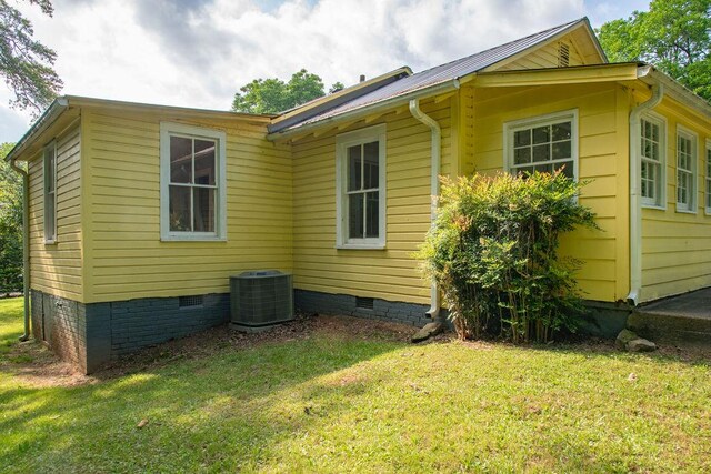 200 Bulwinkle Dr, Walhalla, SC 29691 - view of property exterior with crawl space and a lawn