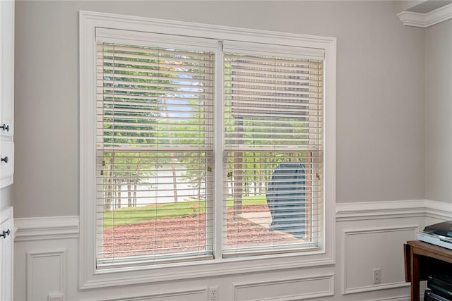 1036 N Shore Dr, Anderson, SC 29625 - detailed view of crown molding