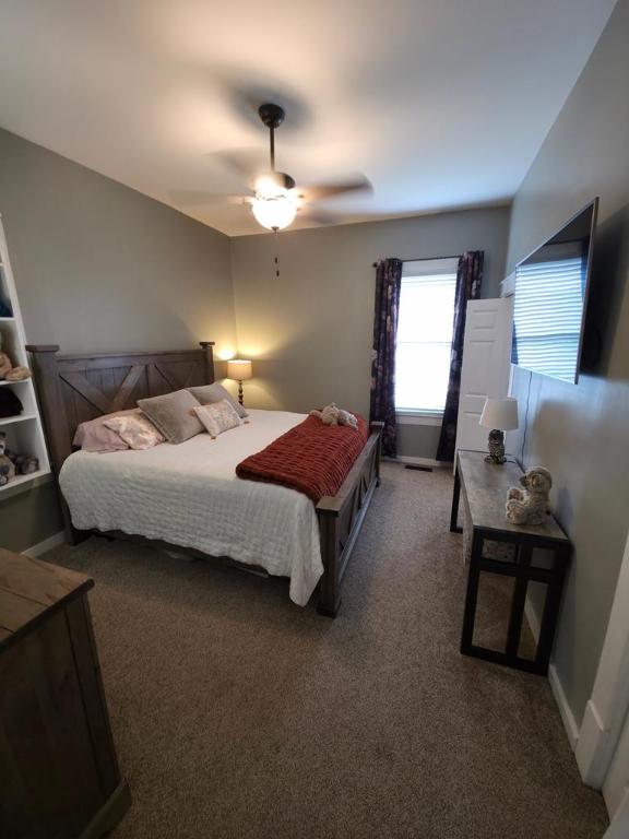 102 Langely St, Abbeville, SC 29620 - carpeted bedroom with ceiling fan