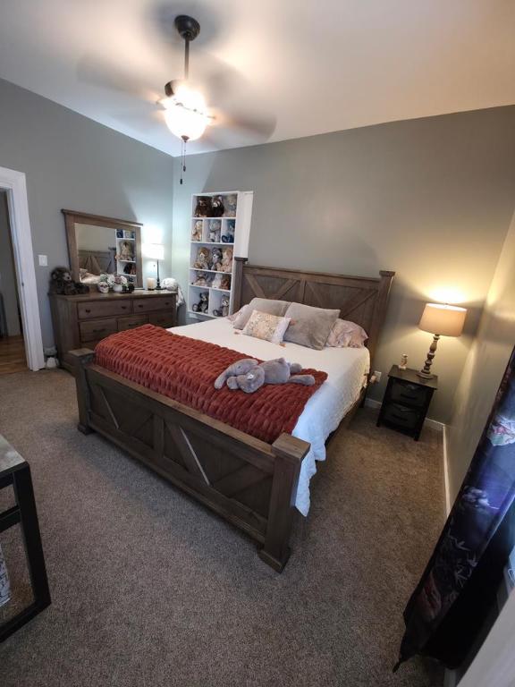102 Langely St, Abbeville, SC 29620 - bedroom featuring carpet and ceiling fan