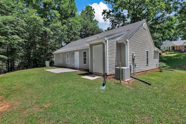 433 Den Ridge Dr, Walhalla, SC 29691 - view of front of house with a patio and a front lawn