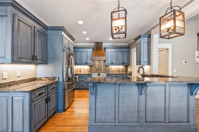 1219 Old Mill Rd, Easley, SC 29642 - kitchen featuring custom range hood, stainless steel appliances, light wood-style flooring, a peninsula, and a breakfast bar area