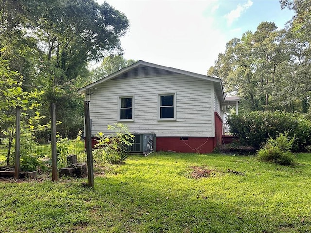 114 Bonnie Brae Ln, Walhalla, SC 29691 - view of side of home with a yard and crawl space