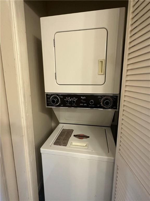 114 Bonnie Brae Ln, Walhalla, SC 29691 - washroom featuring stacked washer / dryer