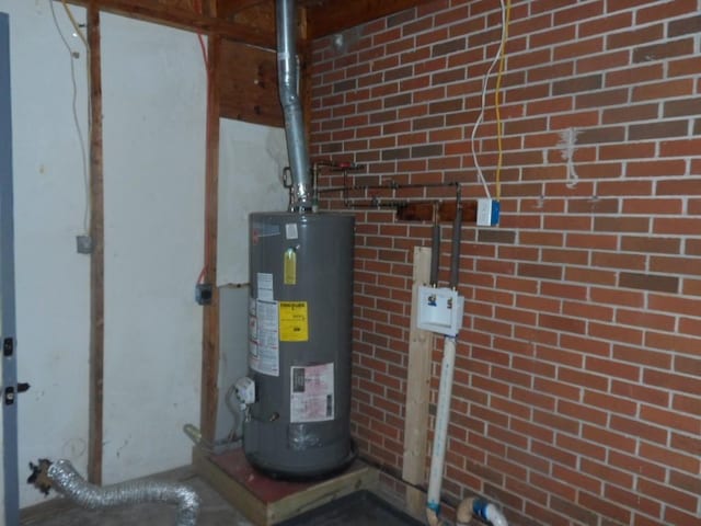6005 Kaye St, Seneca, SC 29678 - utility room with water heater