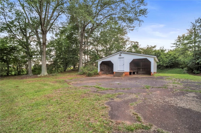 513 Shiloh Rd, Seneca, SC 29678 - view of grassy yard featuring a detached garage, an outbuilding, and a pole building