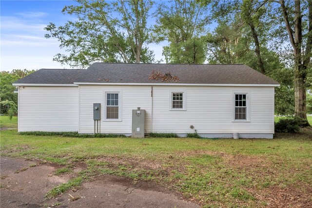 513 Shiloh Rd, Seneca, SC 29678 - back of property with a yard and roof with shingles