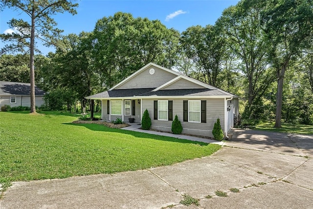 433 Shore Line Dr, Anderson, SC 29626 - view of front facade featuring driveway, a front yard, and an attached garage