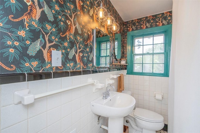 205 James St, Anderson, SC 29625 - bathroom featuring wallpapered walls and tile walls
