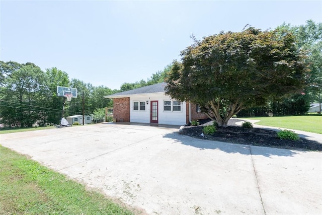 208 Springview Dr, Anderson, SC 29625 - view of side of home with brick siding and a lawn