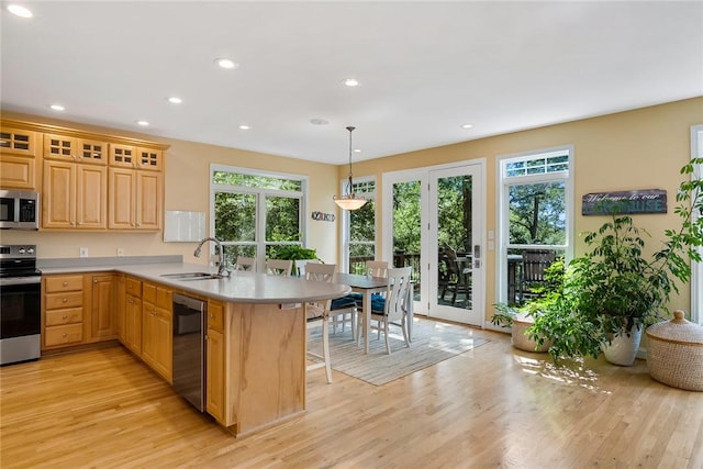 223 Inlet Pointe Dr, Anderson, SC 29625 - kitchen with appliances with stainless steel finishes, a peninsula, a breakfast bar area, healthy amount of natural light, and recessed lighting