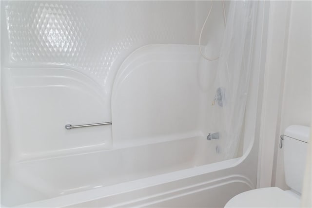 537 Sullivans Way, Seneca, SC 29678 - full bathroom featuring toilet and shower / bath combination with curtain