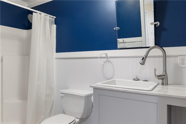 537 Sullivans Way, Seneca, SC 29678 - bathroom with a wainscoted wall, a shower with shower curtain, and vanity