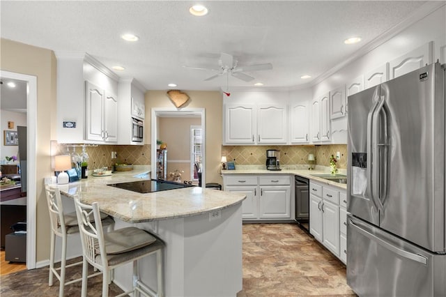 15067 Beacon Ridge Dr, Seneca, SC 29678 - kitchen with black appliances, a peninsula, a ceiling fan, white cabinets, and a breakfast bar
