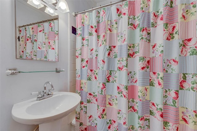 118 Glenwood Ave, Anderson, SC 29625 - bathroom with a sink and a shower with shower curtain