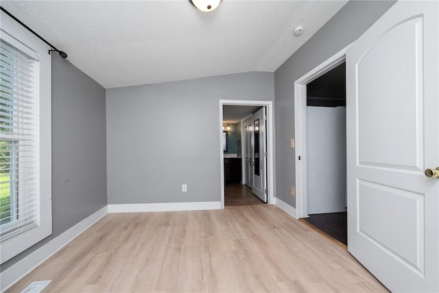 200 Maplecroft St, Liberty, SC 29657 - unfurnished bedroom featuring light wood finished floors, vaulted ceiling, ensuite bath, a textured ceiling, and a closet