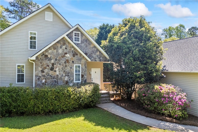 168 Wilderness Pt, Hartwell, GA 30643 - view of front of house featuring stone siding and a front lawn