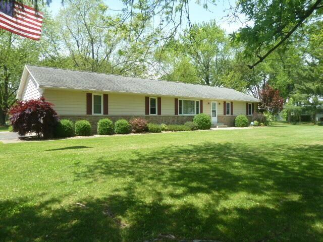 single story home with a front lawn