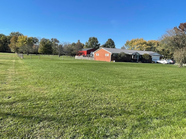 view of yard featuring a rural view