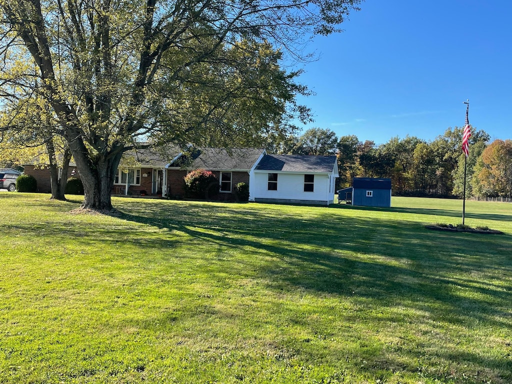 view of yard featuring a storage shed