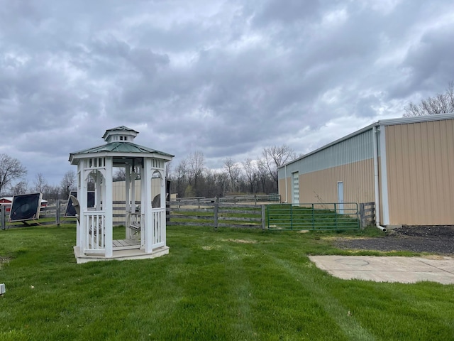 view of yard with an outbuilding