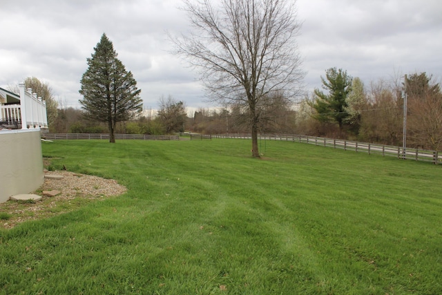 view of yard featuring a rural view