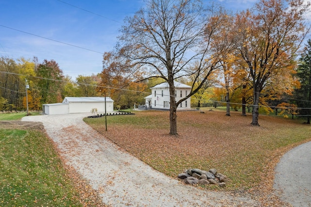 view of front of property featuring a front yard