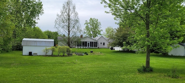 view of yard with an outdoor structure